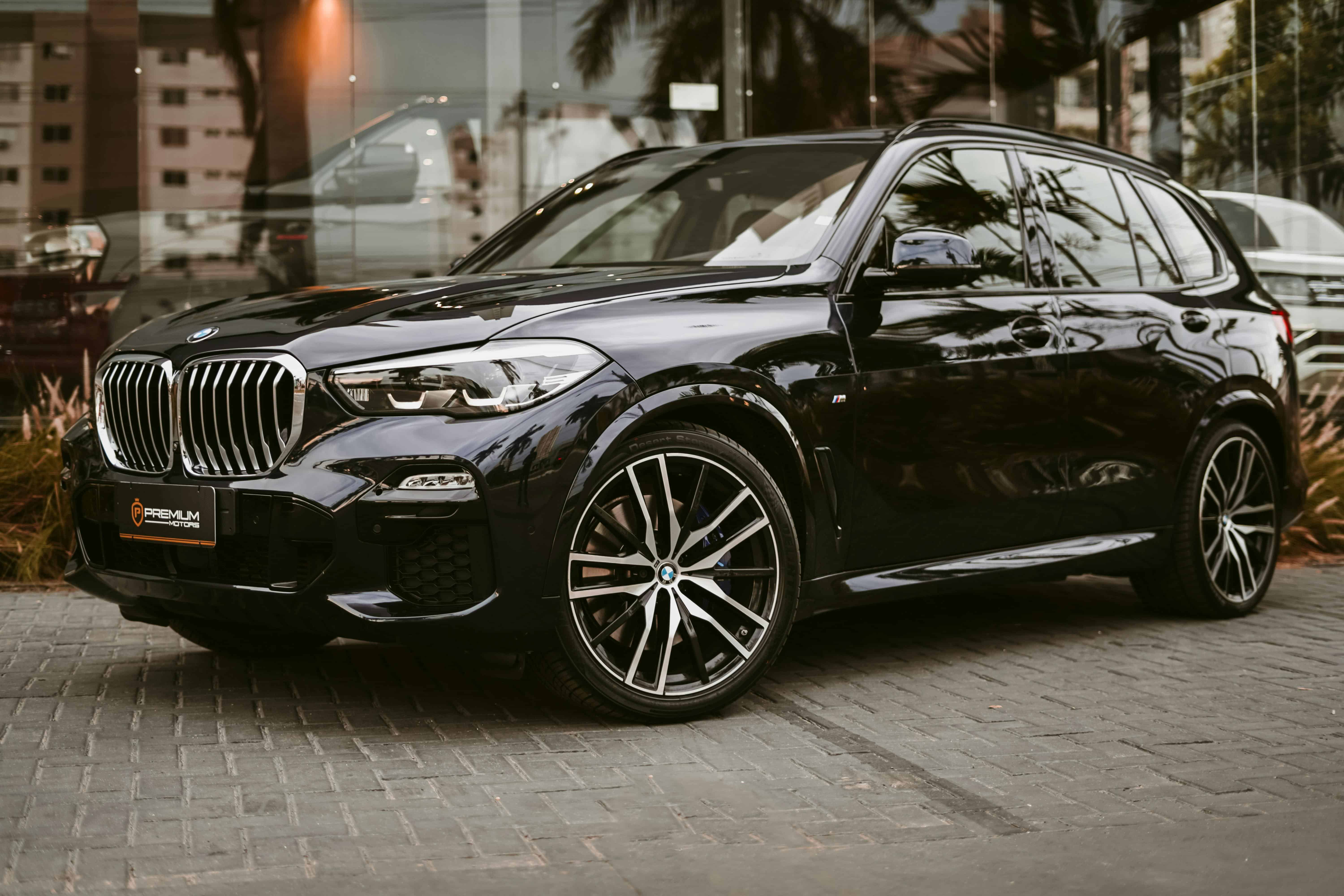 2026 BMW X5 xDrive40i in Boston snow – composed on salted roads, embodying refined luxury amid New England winters